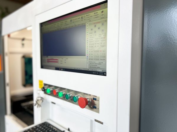 Primo piano del computer incorporato con taglierina laser in fibra metallica MQ FC6060