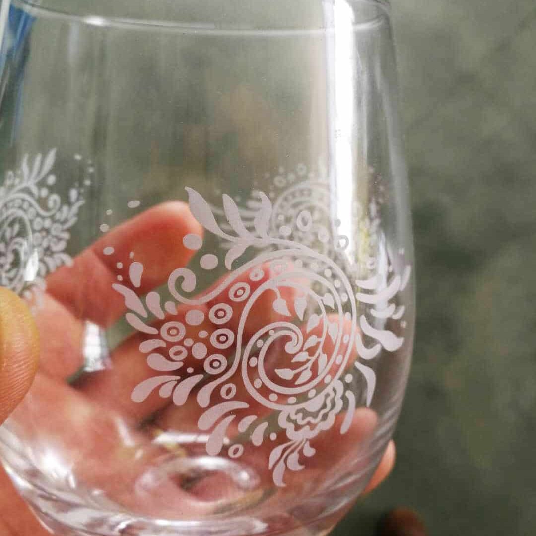 High resolution glass engraving with UV laser pattern